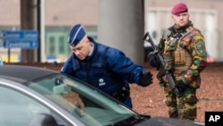 Contrôle à l'aéroport de Zaventem à Bruxelles le mercredi 23 mars 2016. (AP Photo / Geert Vanden Wijngaert)