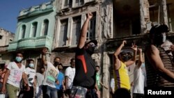 Personas gritan consignas contra el gobierno durante una protesta contra y en apoyo del gobierno, en medio del brote de la enfermedad por coronavirus, en La Habana, Cuba, el 11 de julio de 2021.