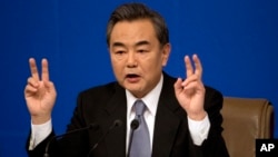 Bộ trưởng Ngoại giao Trung Quốc Vương Nghị hôm 9/3 nói rằng các hành động bồi đắp của nước này ở biển Đông, vốn gây nhiều quan ngại không chỉ đối với các quốc gia tranh chấp và còn cả cộng đồng quốc tế, là “hợp pháp và chính đáng”.