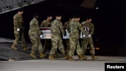 Une équipe de l’armée américaine transfère les restes du sergent du sergent d'état-major de l'armée Dustin Wright tué avec des sodats nigériens, à Dover Air Force Base à Delaware, États-Unis, le 5 octobre 2017.
