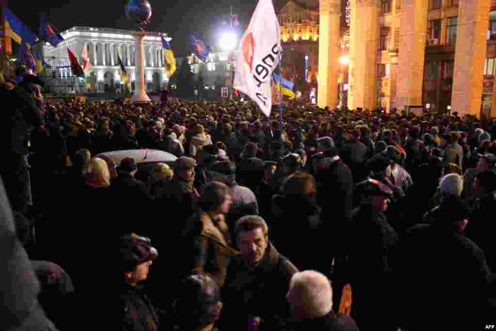 На запрещенный судом митинг по случаю Дня свободы пришло не меньше тысячи - полторы тысячи украинцев