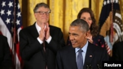 President AS Barack Obama mendapat aplus dari Bill dan Melinda Gates pada upacara Presidential Medal of Freedom di Gedung Putih (22/11). 
