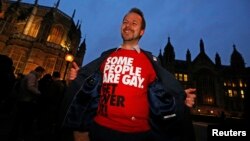 Un hombre, que participa de una marcha a favor de los matrimonios Gay en Nueva York, camina con una camisa que dice "Algunas personas son gay, ¡supérenlo!"