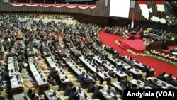 Presiden Joko Widodo menyampaikan keterangan pemerintah atas RAPBN dan Nota Keuangan dalam rapat paripurna DPR di Gedung MPR/DPR RI, 16 Agustus 2016. (Foto: VOA/Andylala)