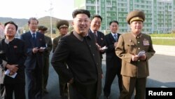 Ким Чен Ын (в центре). Пхеньян. КНДР. 14 октября 2014 г.