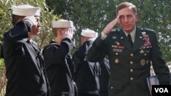 Jenderal David Petraeus (kanan), akan meletakkan jabatan sebagai panglima pasukan NATO di Afghanistan.