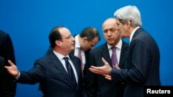 프랑스를 방문 중인 존 케리 미국 국무장관(오른쪽)이 5일 파리에서 프랑수아 올랑드 프랑스 대통령(왼쪽), 로랑 파비우스 프랑스 외무장관과 대화하고 있다.