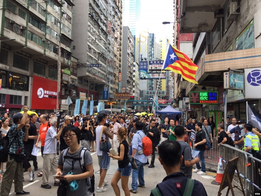 香港幾十個政黨和團體在中國十一國慶當天下午，舉行反威權大遊行，抗議政治打壓，要求律政司司長袁國強下台。 數以萬計的港人走上街頭，表達反對他們看來的來自北京和香港特區政府的威權打壓。