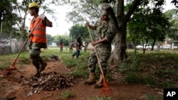 Soldados del Ejército en Paraguay limpian el patio de un hospital en un esfuerzo por controlar el mosquito Aedes aegypti, tasmisor de Zika, en Asunción, el martes, 2 de febrero de 2016.