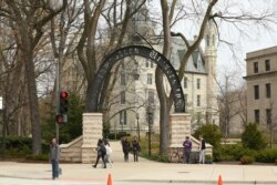 Gerbang masuk ke Universitas Northwestern di Evanston, Ill, 29 April 2016. (Foto: Chris Walker/Chicago Tribune via AP)