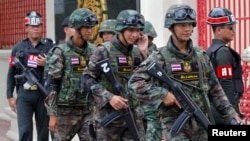 태국 방콕의 육군 본부 앞에서 군인들이 무기를 들고 순찰을 돌고 있다. (자료사진)