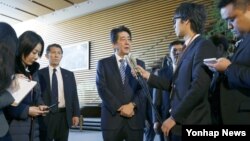 지난 2월 북한이 로켓을 발사한 직후 아베 신조 일본 총리가 도쿄 총리관저에서 기자회견을 하고 있다. (자료사진)