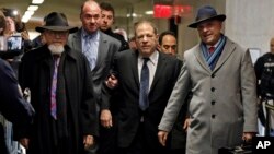 Harvey Weinstein, centro, acompañado de su abogado Arthur Aidala (der.) llega a la corte de Nueva York para su juicio por abuso sexual. 22 de enero de 2020. AP/Richard Drew.