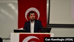 CHP Amerika Temsilcisi Yurter Özcan, yaptığı konuşmada referandumda oylanacak şeyin bir insanın mükemmeliyeti olduğunu savundu. Özcan, “Yasama, yürütme, yargı, bir devletin tepesindeki insanın elinde. Kimse bir şey sormayacak. Kimse bir şey danışmayacak,” dedi.