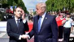 Президент Макрон з президентом Трампом у Парижі на святкуваннях Дня Бастилії. 14 липня 2017.