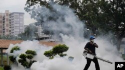 Seorang petugas melakukan penyemprotan pestisida di lokasi ditemukannya kasus virus Zika di Singapura (1/9). (AP/Wong Maye-E)