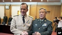 အမေရိကန် ရေတပ်ဗိုလ်ချုပ်ကြီး မိုက်ခ်မူလန်(ဝဲ) နှင့် တရုတ် စစ်ဦးစီးချုပ် ဗိုလ်ချုပ်ကြီး ချန်ဘင်းဒီတို့ ဆွေးနွေးပွဲ မစတင်မီ နှုတ်ဆက်နေစဉ်။ ဇူလိုင် ၁၁၊ ၂၀၁၁။