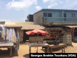 Le quartier de Micao subit quotidiennement les conséquences des pénuries d'eau à Abidjan, en Côte d'Ivoire, le 18 mars 2017. (VOA/Georges Ibrahim Tounkara)