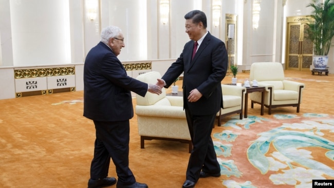 中国国家主席习近平在北京人大会堂会见前美国国务卿基辛格。（2018年11月8日） 