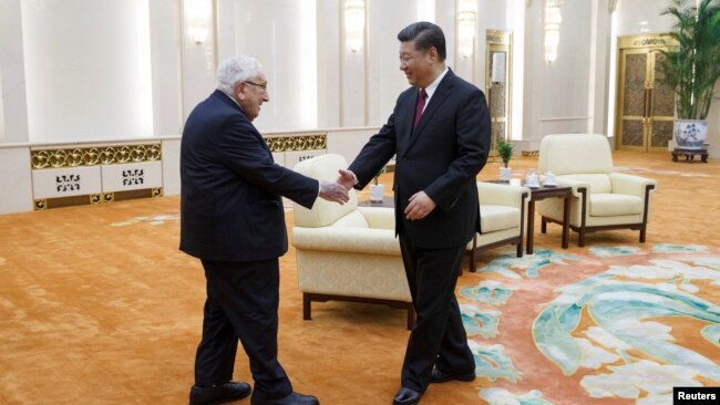 中国国家主席习近平在北京人大会堂会见前美国国务卿基辛格。(2018年11月8日)