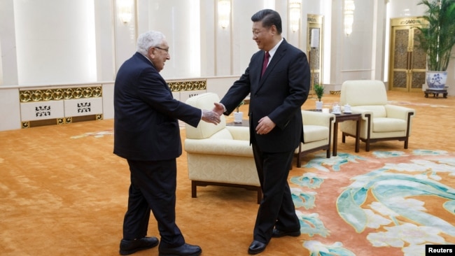 中国国家主席习近平在北京人大会堂会见前美国国务卿基辛格。(2018年11月8日)