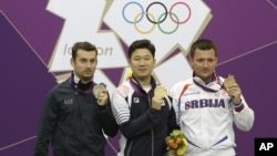 Južnokoreanac Jin Jong-oh (u sredini), Italijan Luka Teskoni (levo) i Andrija Zlatić na pobedničkom postolju u Londonu 