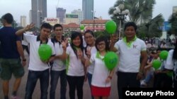 Giới trẻ tham dự buổi sinh hoạt mừng ngày Quốc Tế Nhân Quyền và cầm các bong bóng màu xanh với hàng chữ 'Quyền con người của Chúng Ta phải được tôn trọng' (Ảnh: Danlambao)