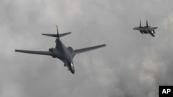 지난 7월 미 공군 B-1B 전략폭격기(왼쪽)가 한국 공군 F-15K 전투기의 엄호를 받으면서 한반도 상공을 비행하고 있다.