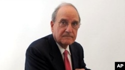 US special envoy George Mitchell (file photo)