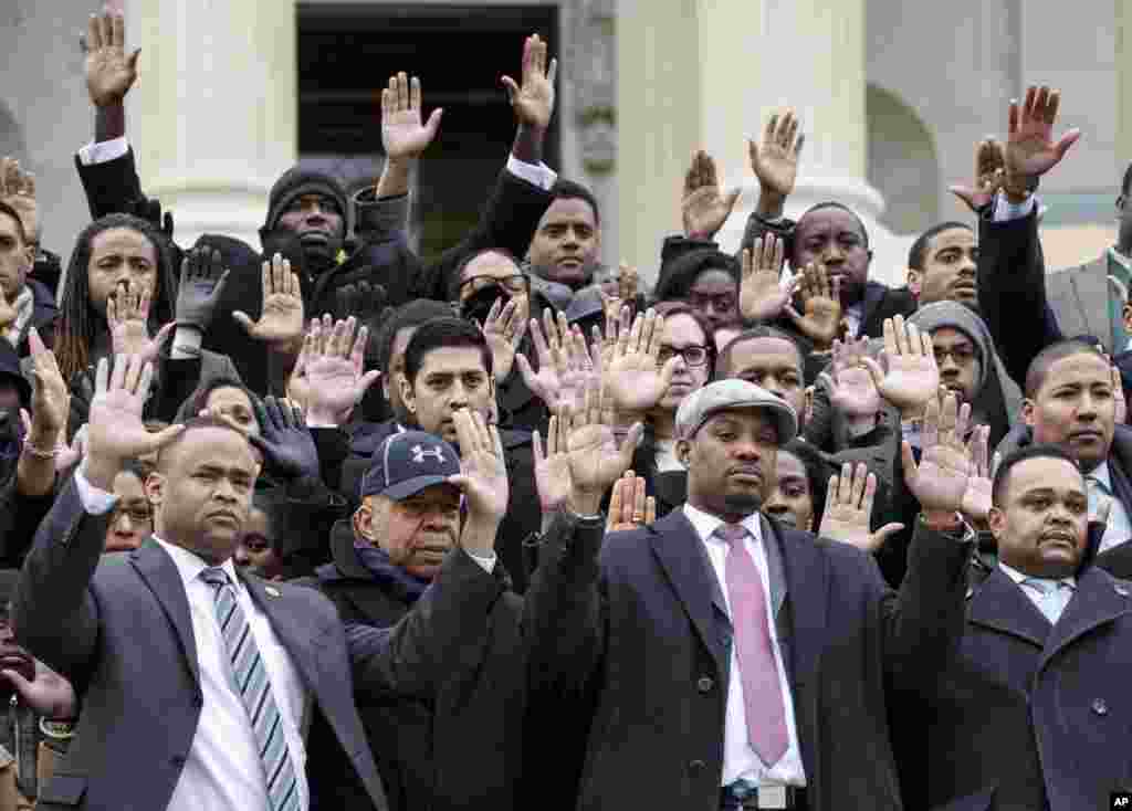 Des employés du Congrès devant le Capitole pour sensibiliser sur les morts récentes d&rsquo;hommes noirs tués par des policiers. Ils ont été rejoints par le représentant démocrate Elijah Cummings situé à gauche. Washington D.C, 11 décembre 2014. &nbsp;