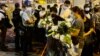 香港千人献花纪念8-31事件一周年 区议员指警暴真相未明沉冤待雪