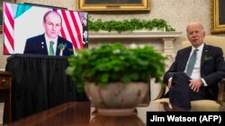 Presiden AS Joe Biden berbincang dengan Perdana Menteri Irlandia Micheál Martin (kiri di layar) dalam pertemuan virtual merayakan hari St. Patrick's Day di Gedung Putih di Washington, 17 Maret 2021. (Foto: Jim Watson/AFP)