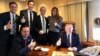 Le président Donald Trump entouré de quelques membres de son staff sur une photo postée sur son compte Twitter le 8 novembre 2017. (Twitter/Donald J. Trump)