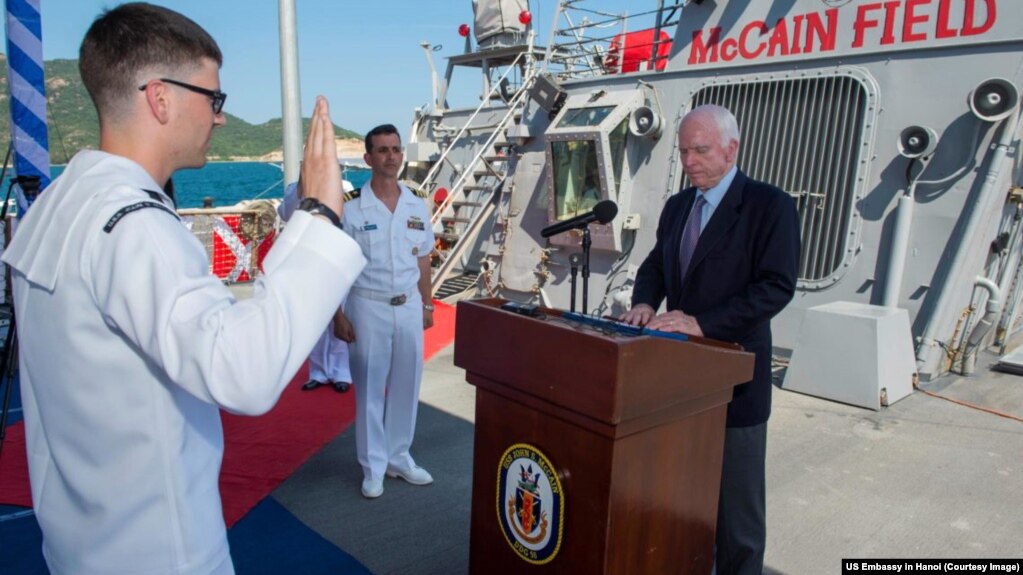 Ông John McCain trong buổi lễ thực hiện thủ tục tái nhập ngũ cho thủy thủ và thăng cấp đại úy cho 3 sĩ quan trên tàu USS John S McCain.