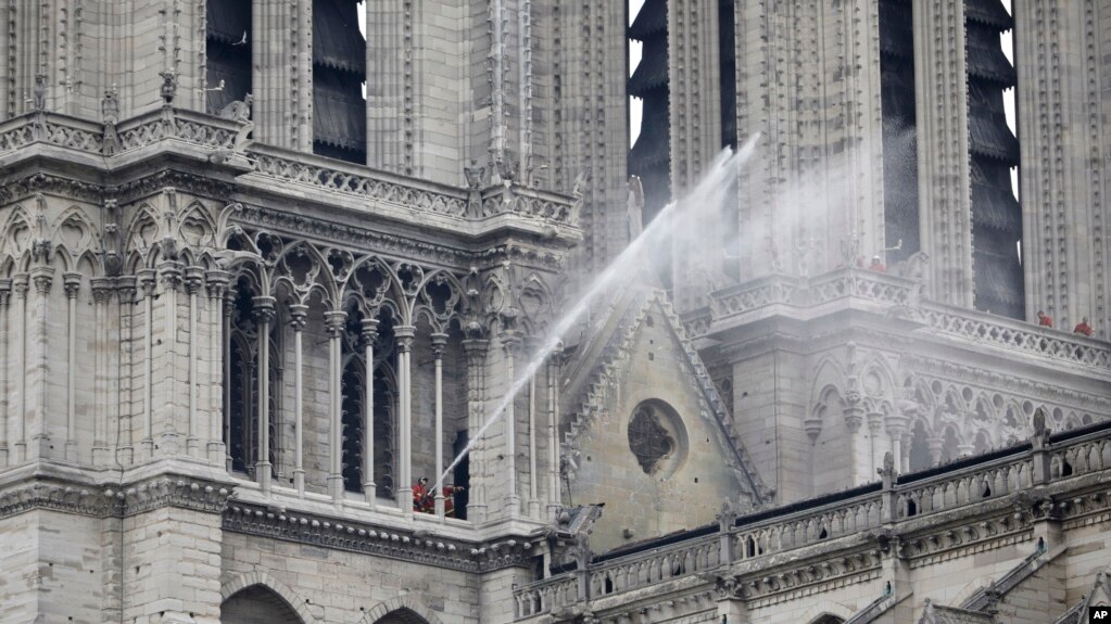 Con el incendio que se desató el lunes por la noche y consumió rápidamente la catedral ahora bajo control, la atención se está centrando en garantizar la integridad estructural del edificio restante.