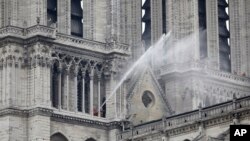 Con el incendio que se desató el lunes por la noche y consumió rápidamente la catedral ahora bajo control, la atención se está centrando en garantizar la integridad estructural del edificio restante.