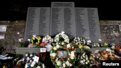 在蘇格蘭洛克比襲擊空難墓碑上安放很多悼念花圈