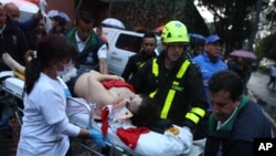 Seorang wanita dievakuasi dengan sebuah tandu setelah terjadinya ledakan di pusat perbelanjaan Centro Andino di Bogota, Kolombia, 17 Juni 2017 (foto: AP Photo/Ricardo Mazalan)