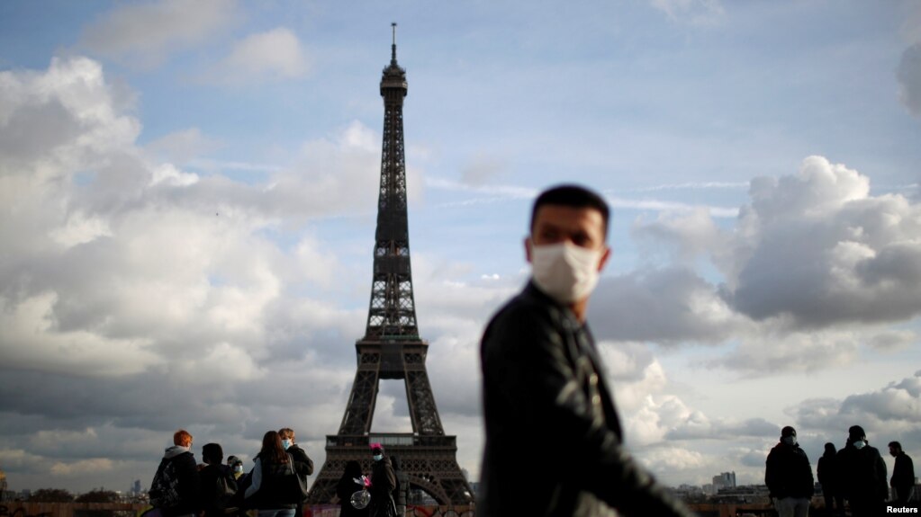 TƯ LIỆU: Một người đeo khẩu trang bước đi trên quảng trường Trocadero gần Tháp Eiffel ở Paris, Pháp, ngày 22 tháng 1, 2021. 