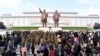 지난해 4월 북한 인민군 창건 85주년을 맞아 평양 만수대 언덕에 있는 김일성·김정일 부자 동상에 인민군 장병들과 각 계층 근로자·학생들이 꽃바구니를 바치고 있다.