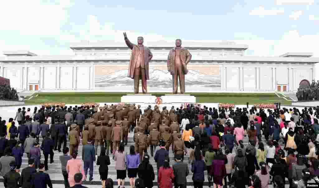 북한 인민군 창건 85주년을 맞아 인민군 장병들과 각 계층 주민들이 평양 만수대 언덕에 있는 김일성·김정일 동상을 찾았다.