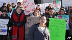 Miembros de la Coalición por los Derechos de los Inmigrantes defienden a los indocumentados en un mitin frente al capitolio en Denver.