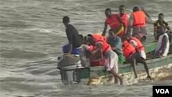 Masu aikin ceto, a hatsarin jirgin ruwa a kasar Guinea.