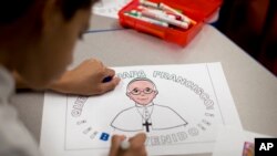 Alumnos de una escuela en Washington alistan sus dibujos y mensajes para llamar la atención del Sumo Pontífice durante su visita, el próximo 23 de septiembre.