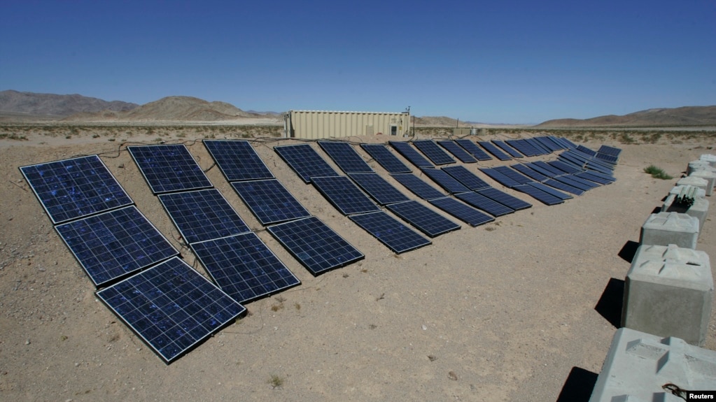 在加利福尼亚州欧文堡的美国陆军国家训练中心展示的太阳能混合电力系统。（资料照片）(photo:VOA)