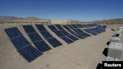 在加利福尼亚州欧文堡的美国陆军国家训练中心展示的太阳能混合电力系统。（资料照片）