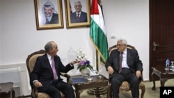 US Special Envoy for Middle East Peace George Mitchell, left, talks with Palestinian President Mahmoud Abbas before their meeting at Abbas' residence, in the West Bank city of Ramallah, 01 Oct 2010