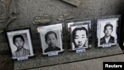 지난 2011년 4월 한국 파주 임진각에서 열린 납북자 관련 행사에 북한에 납치된 것으로 의심되는 사람들의 사진이 놓여있다.