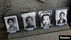 지난 2011년 한국 파주 임진각에서 열린 납북 희생자 기억의 날 행사에서 북한에 납치된 피해자들의 사진이 놓여있다. 