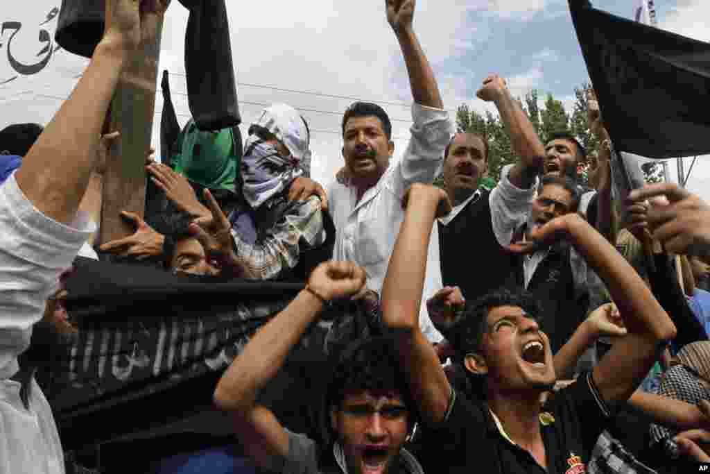 18일 인도 스리나가에서 반미 시위에 참가한 이슬람 교도들.